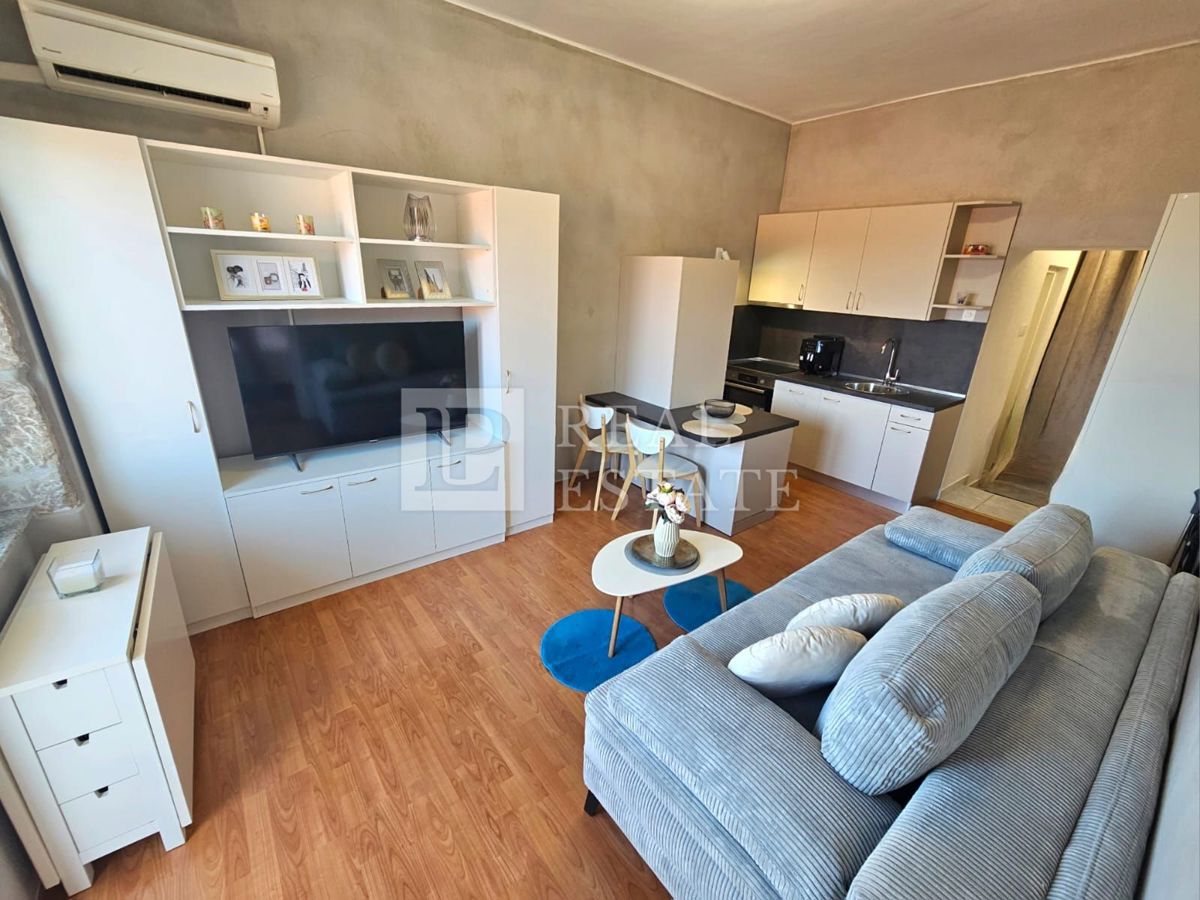 CRIKVENICA - EKSKLUZIVNA PRODAJA - čudovito opremljen apartma z odprtim pogledom na morje