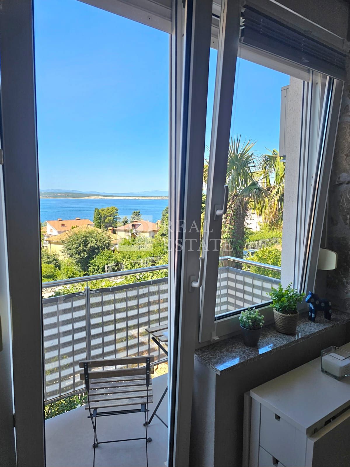 CRIKVENICA - EKSKLUZIVNA PRODAJA - čudovito opremljen apartma z odprtim pogledom na morje