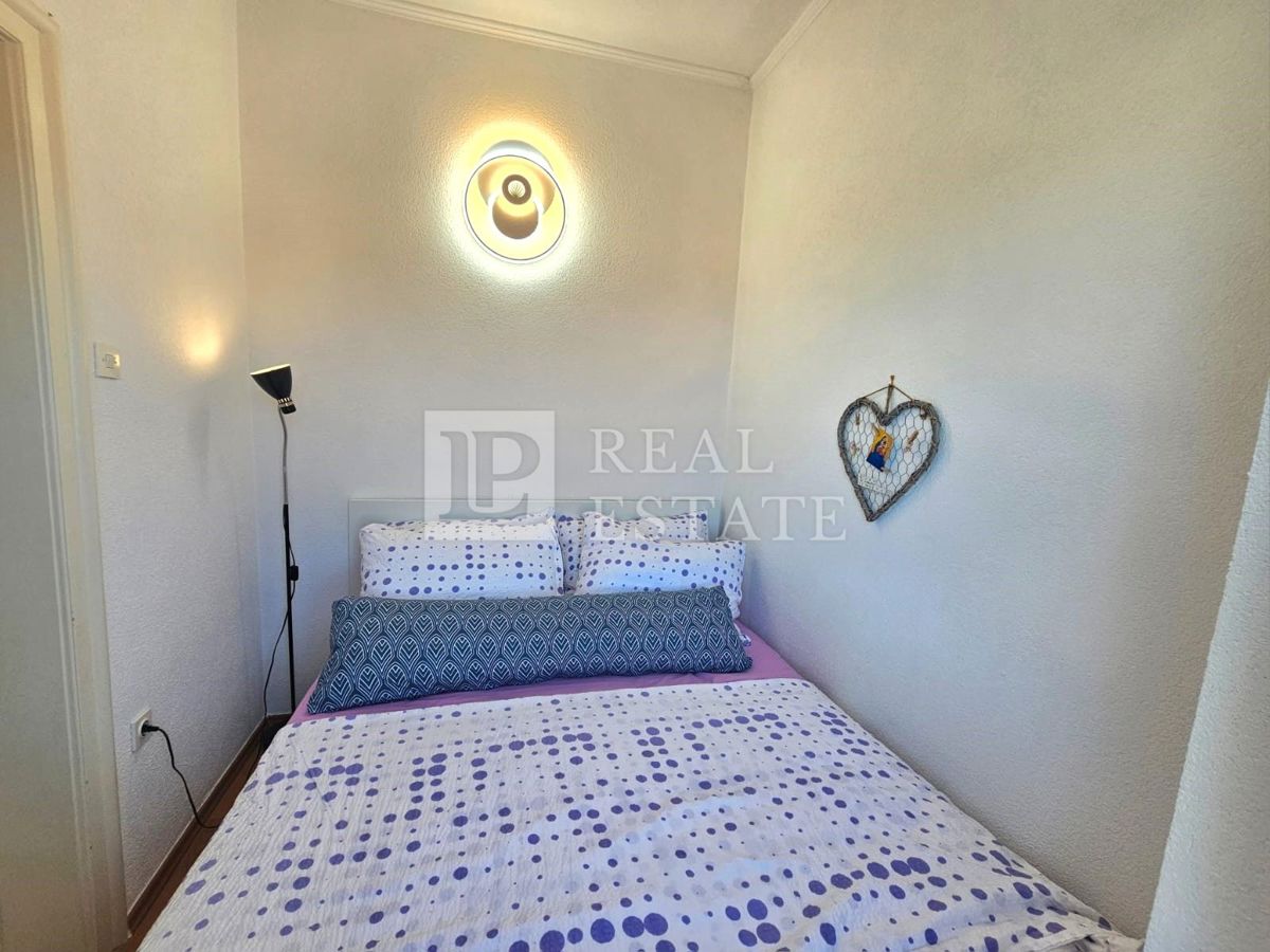 CRIKVENICA - EKSKLUZIVNA PRODAJA - čudovito opremljen apartma z odprtim pogledom na morje