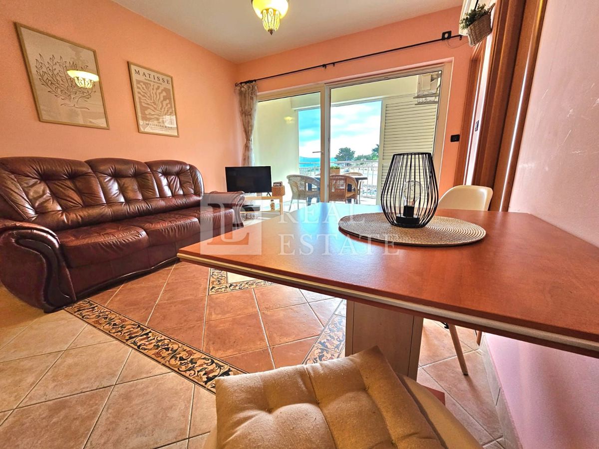 NOVI VINODOLSKI - 2-sobno stanovanje na fantastični lokaciji