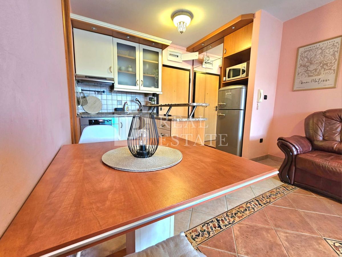 NOVI VINODOLSKI - 2-sobno stanovanje na fantastični lokaciji