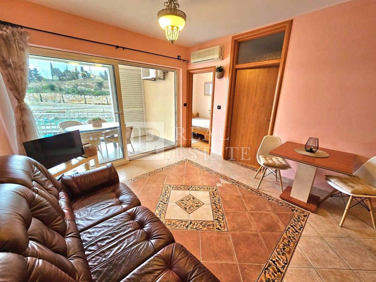 NOVI VINODOLSKI - 2-sobno stanovanje na fantastični lokaciji