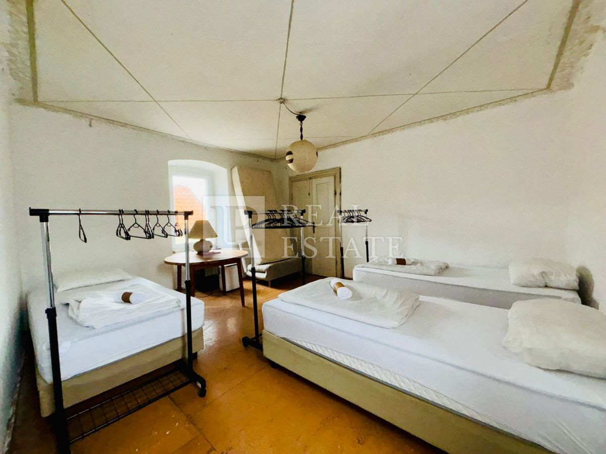 HRELJIN – samostojna kamnita hiša v centru mesta s pogledom na Kvarner