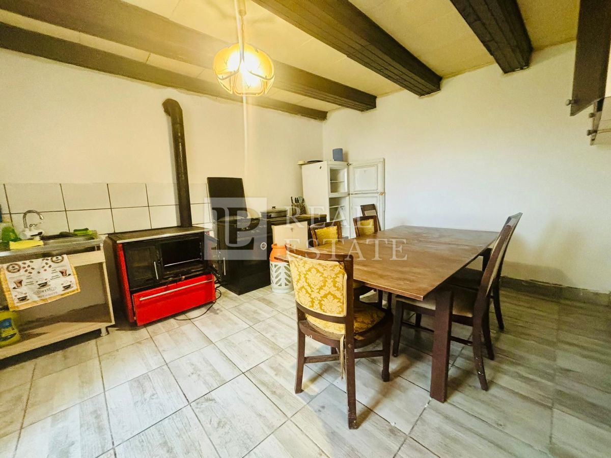 HRELJIN – samostojna kamnita hiša v centru mesta s pogledom na Kvarner