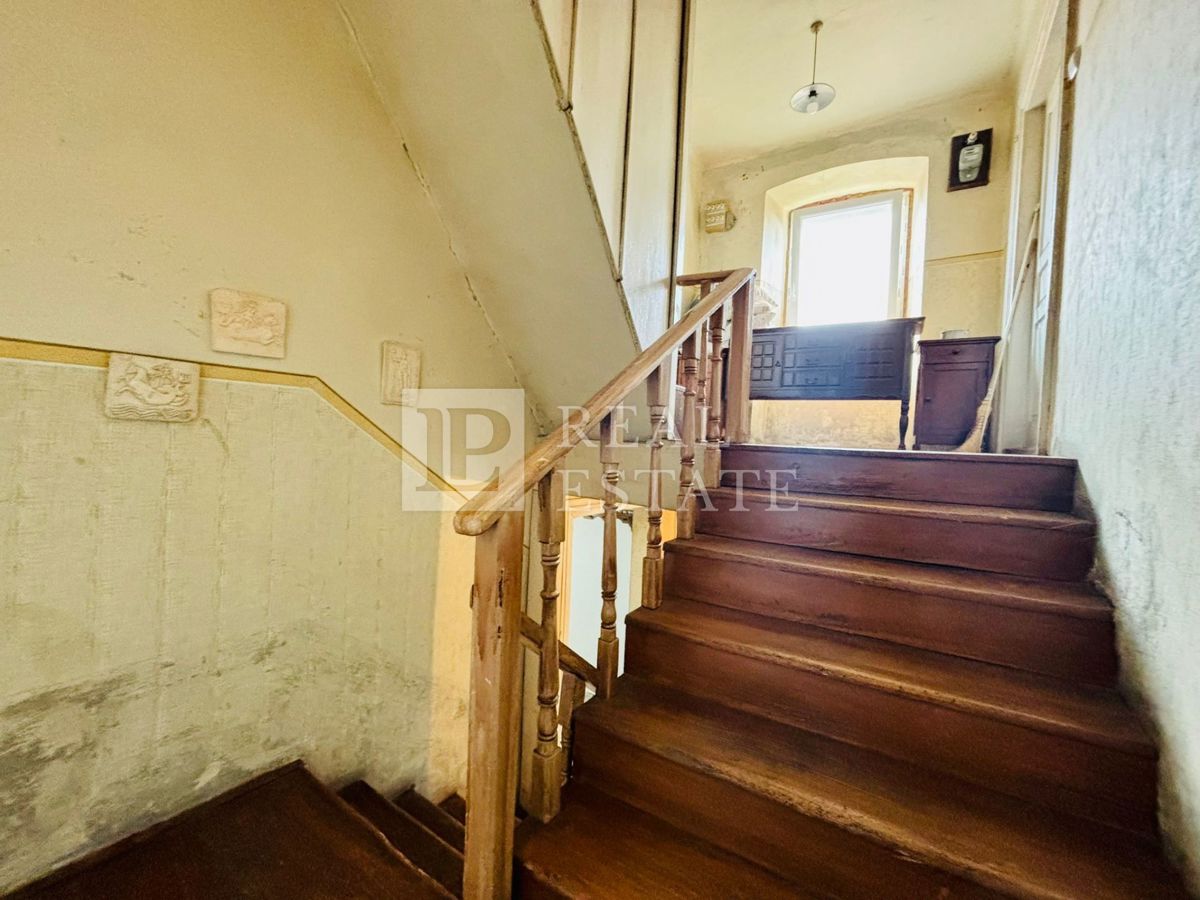 HRELJIN – samostojna kamnita hiša v centru mesta s pogledom na Kvarner