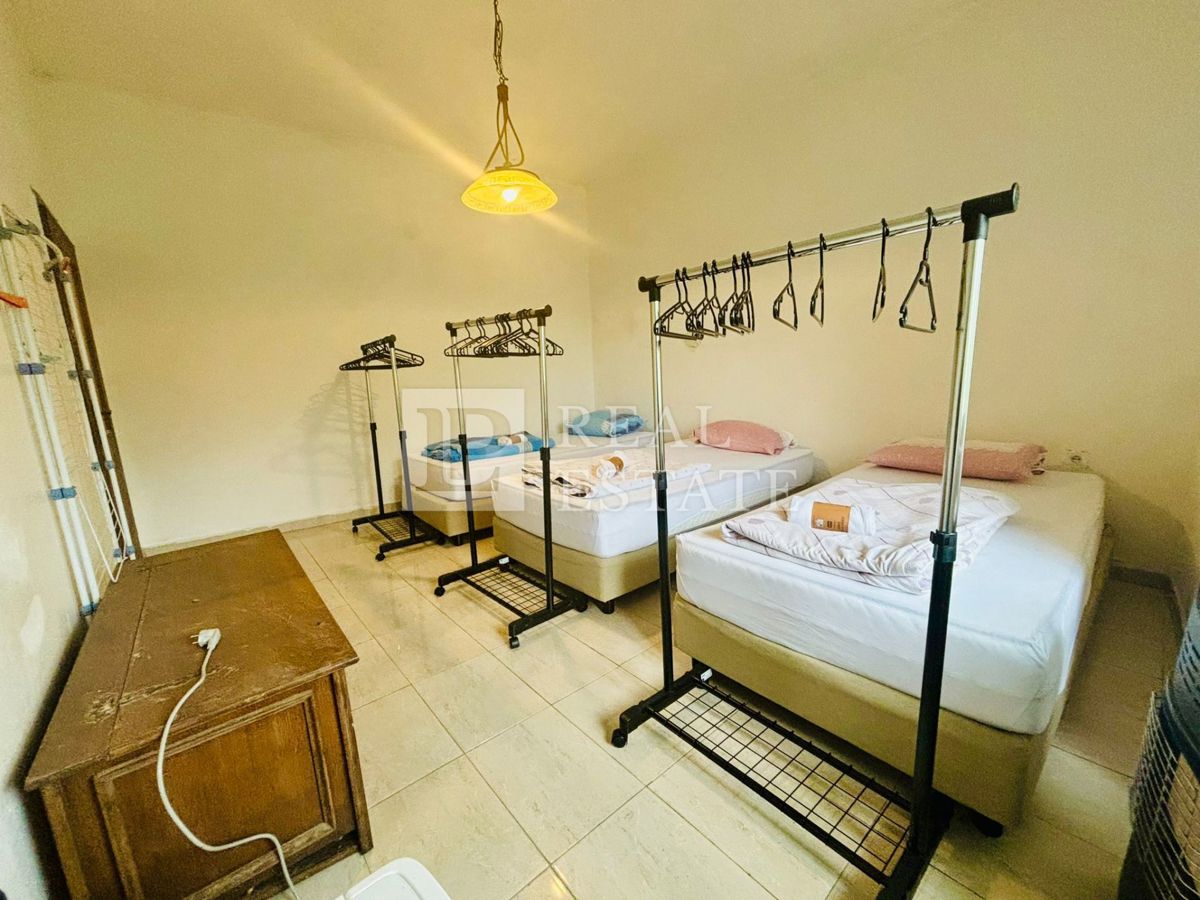 HRELJIN – samostojna kamnita hiša v centru mesta s pogledom na Kvarner