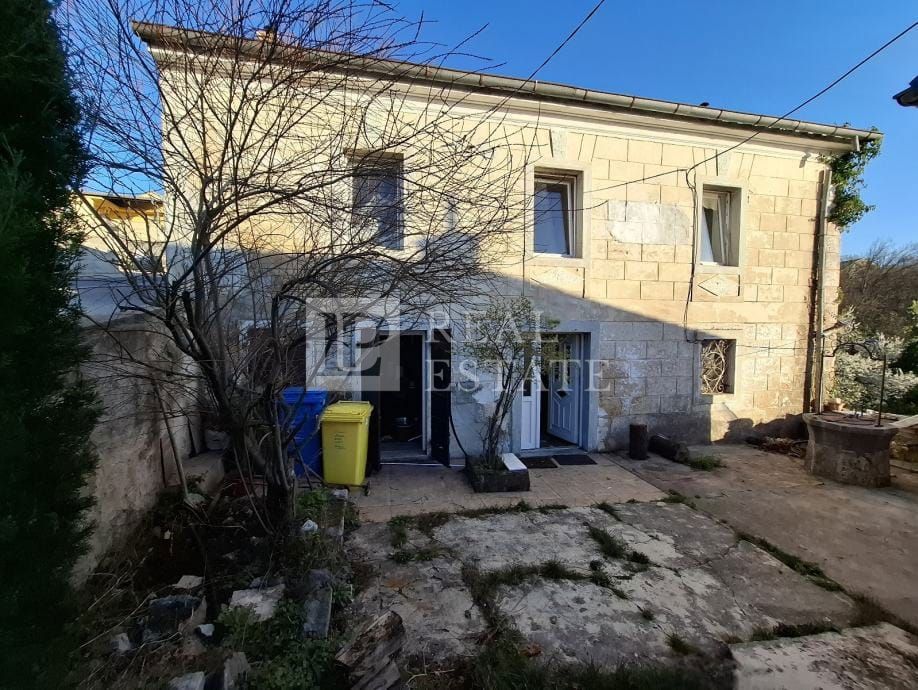 HRELJIN – samostojna kamnita hiša v centru mesta s pogledom na Kvarner