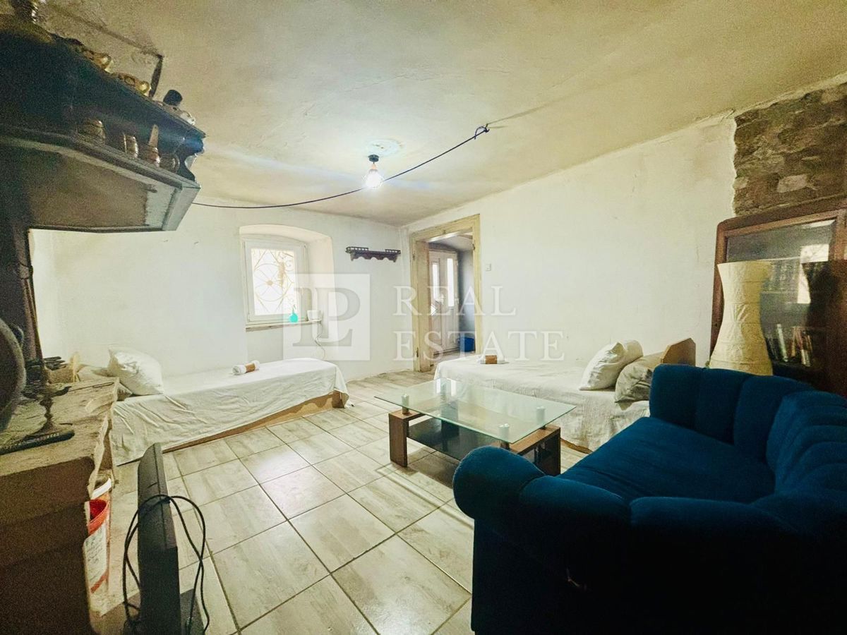 HRELJIN – samostojna kamnita hiša v centru mesta s pogledom na Kvarner