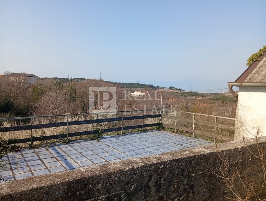 HRELJIN – samostojna kamnita hiša v centru mesta s pogledom na Kvarner