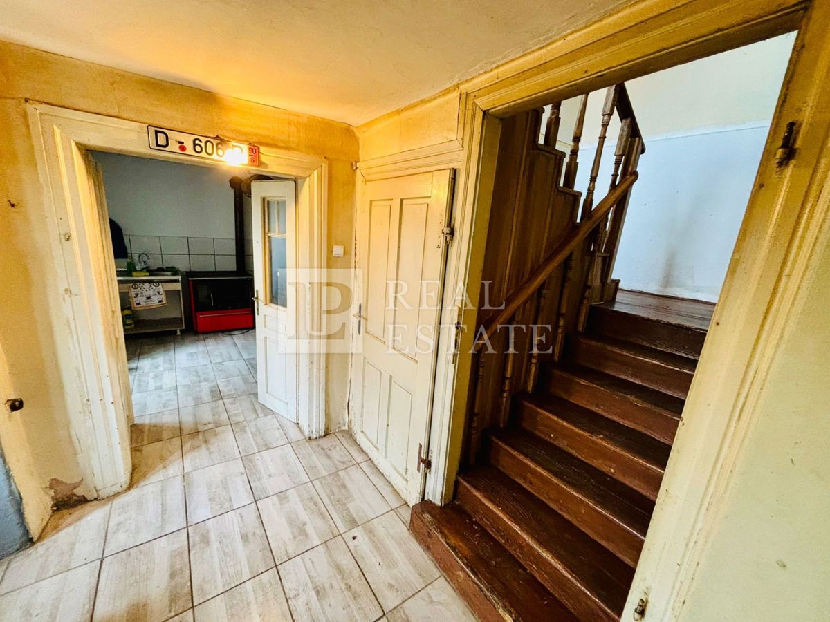 HRELJIN – samostojna kamnita hiša v centru mesta s pogledom na Kvarner