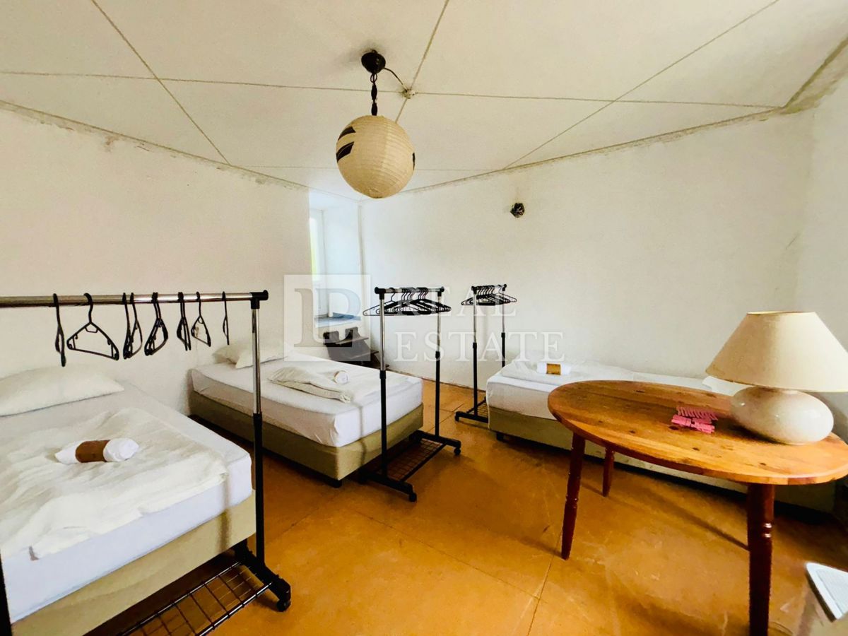 HRELJIN – samostojna kamnita hiša v centru mesta s pogledom na Kvarner