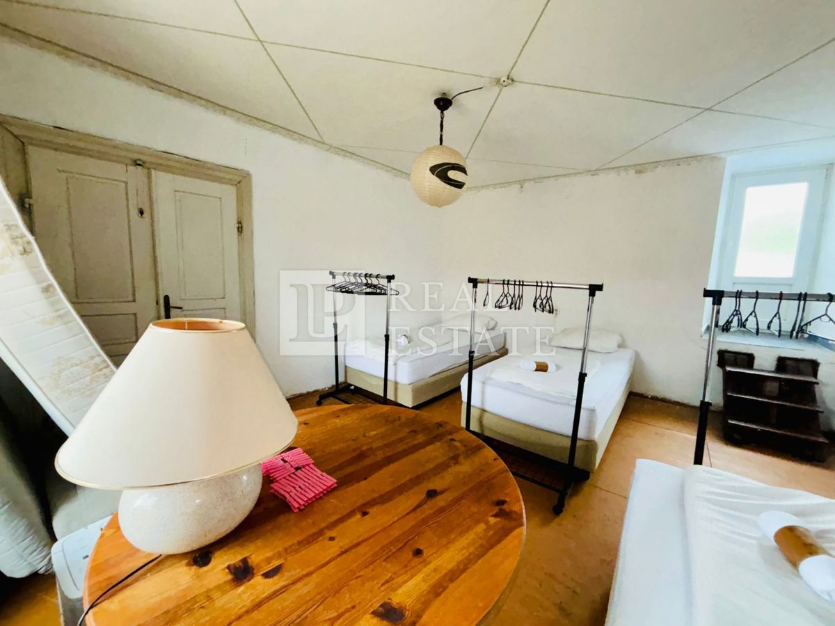 HRELJIN – samostojna kamnita hiša v centru mesta s pogledom na Kvarner