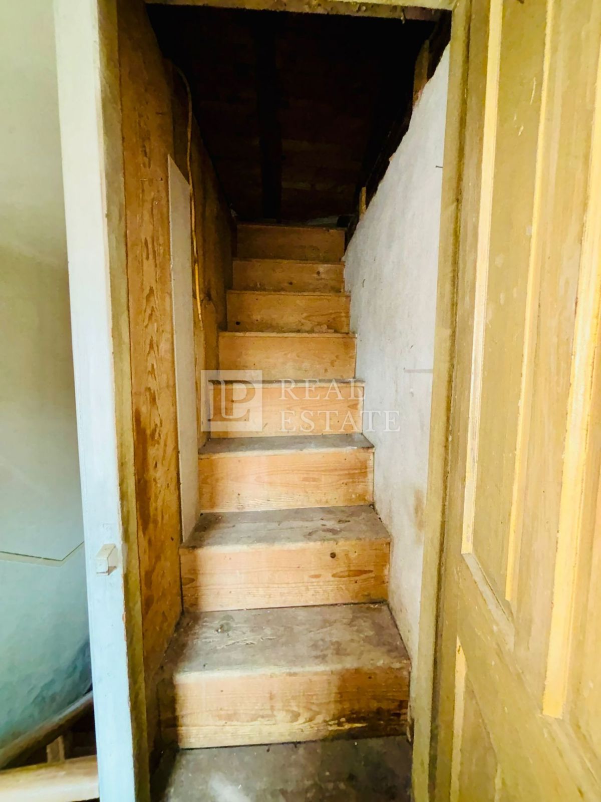 HRELJIN – samostojna kamnita hiša v centru mesta s pogledom na Kvarner