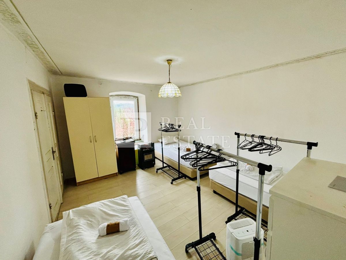 HRELJIN – samostojna kamnita hiša v centru mesta s pogledom na Kvarner