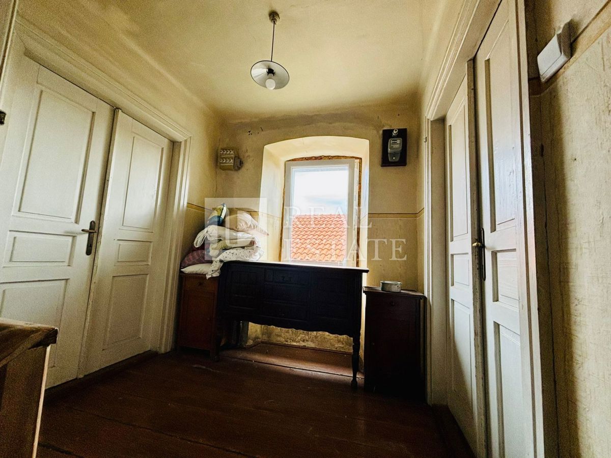 HRELJIN – samostojna kamnita hiša v centru mesta s pogledom na Kvarner