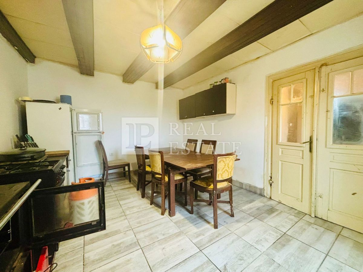 HRELJIN – samostojna kamnita hiša v centru mesta s pogledom na Kvarner