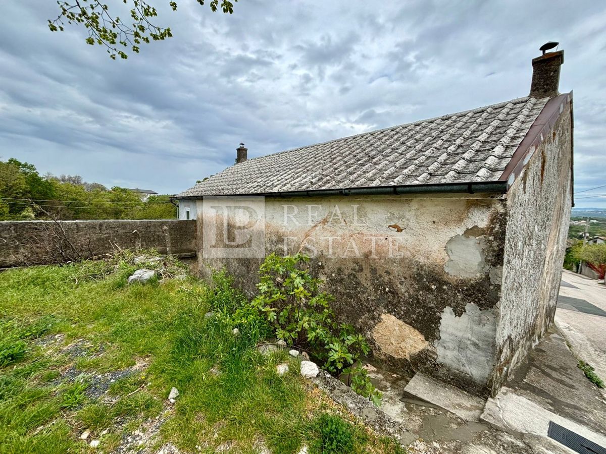 HRELJIN – samostojna kamnita hiša v centru mesta s pogledom na Kvarner