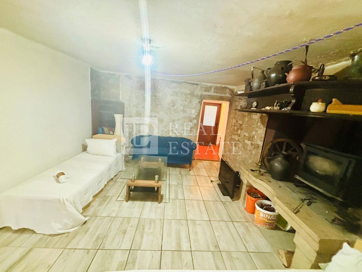 HRELJIN – samostojna kamnita hiša v centru mesta s pogledom na Kvarner