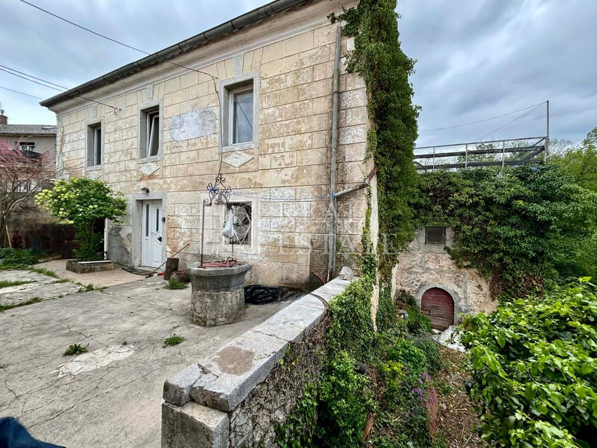 HRELJIN – samostojna kamnita hiša v centru mesta s pogledom na Kvarner