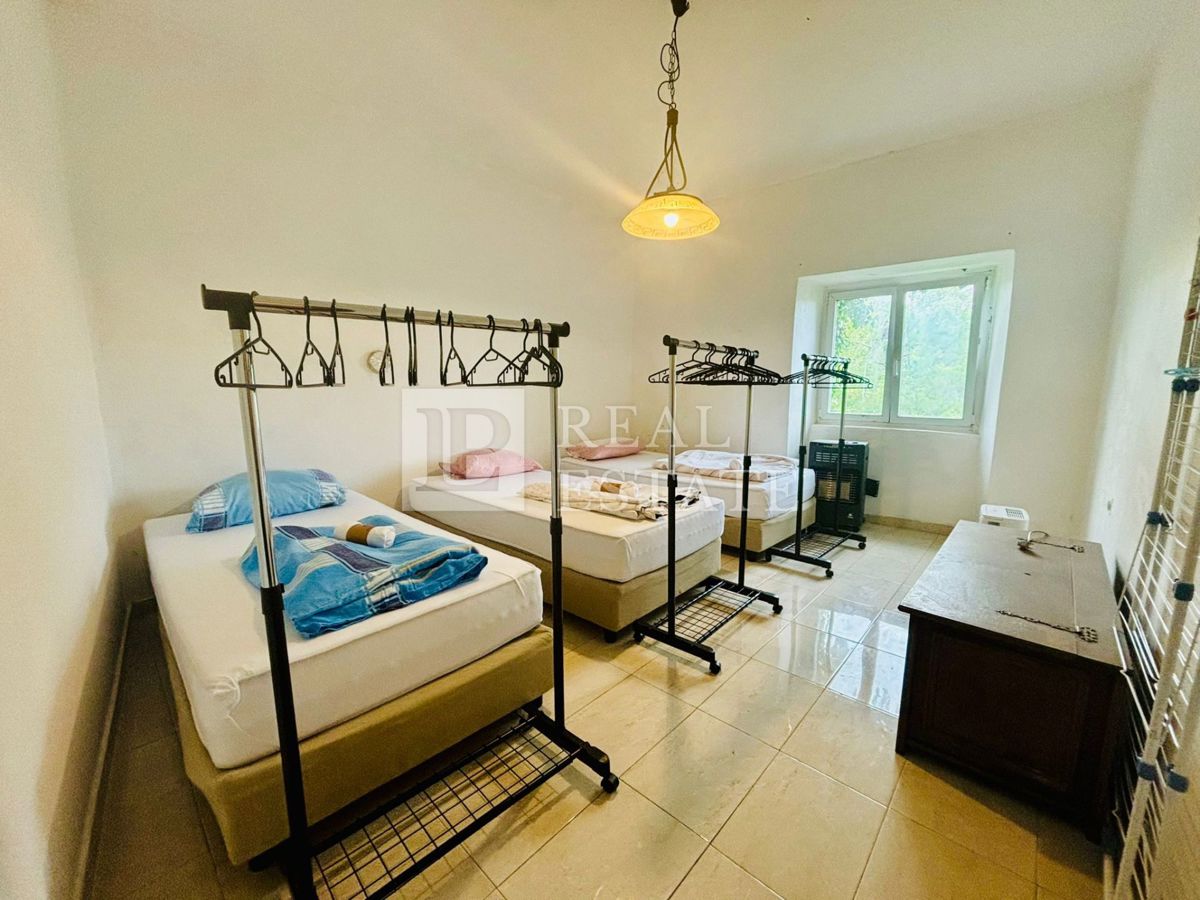 HRELJIN – samostojna kamnita hiša v centru mesta s pogledom na Kvarner