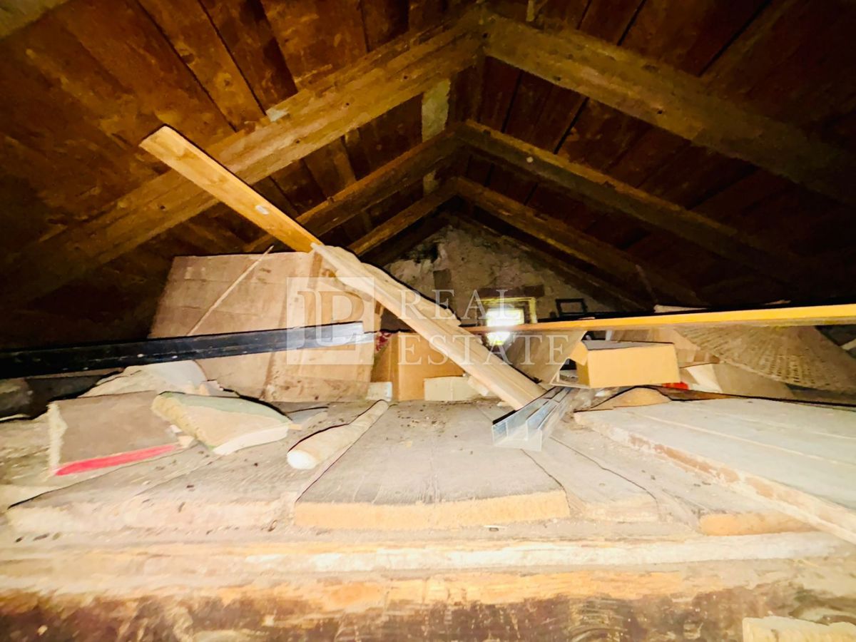 HRELJIN – samostojna kamnita hiša v centru mesta s pogledom na Kvarner