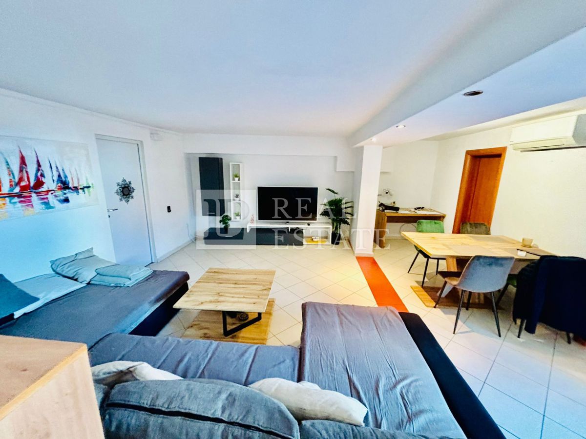 JADRANOVO - trisobno stanovanje s čudovito teraso