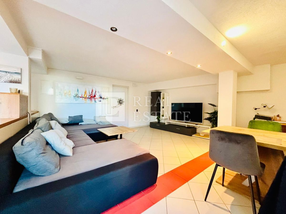 JADRANOVO - trisobno stanovanje s čudovito teraso