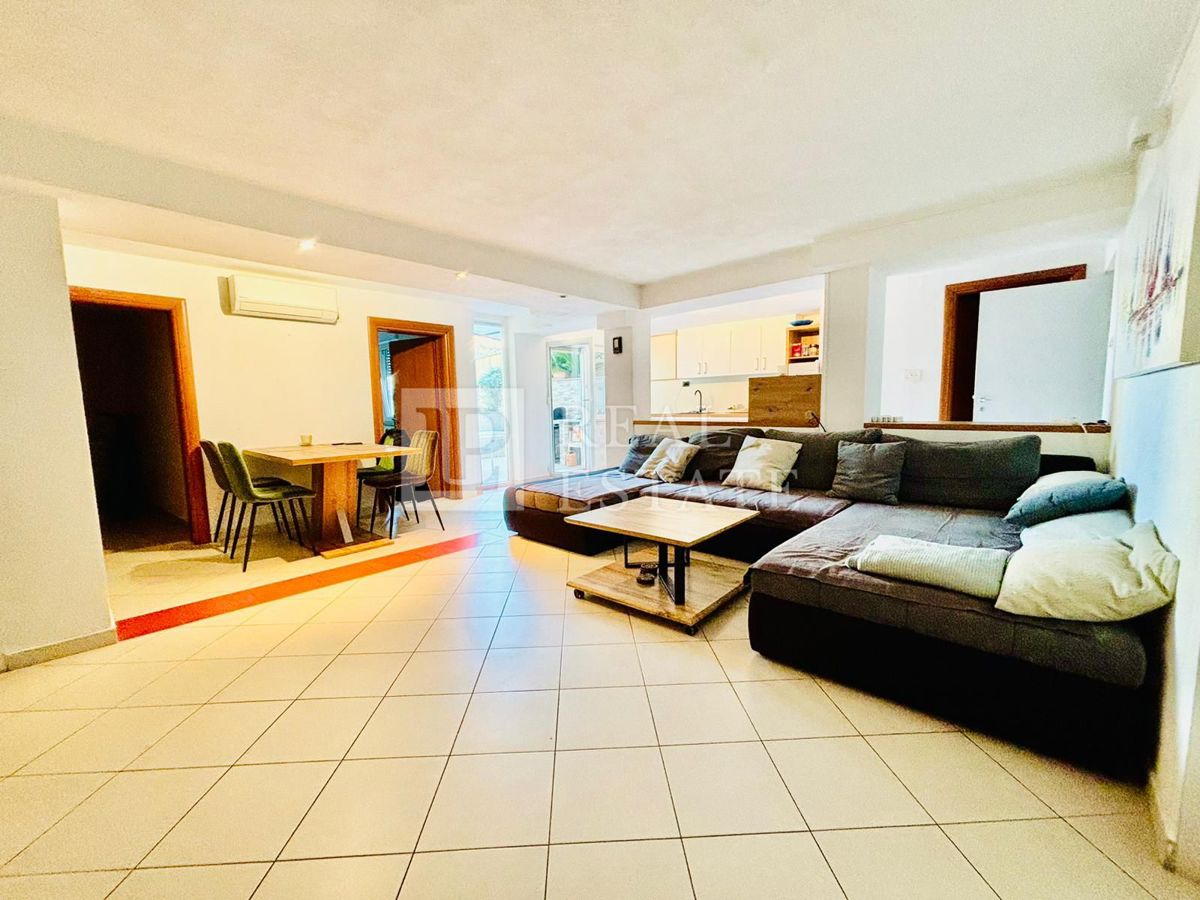 JADRANOVO - trisobno stanovanje s čudovito teraso