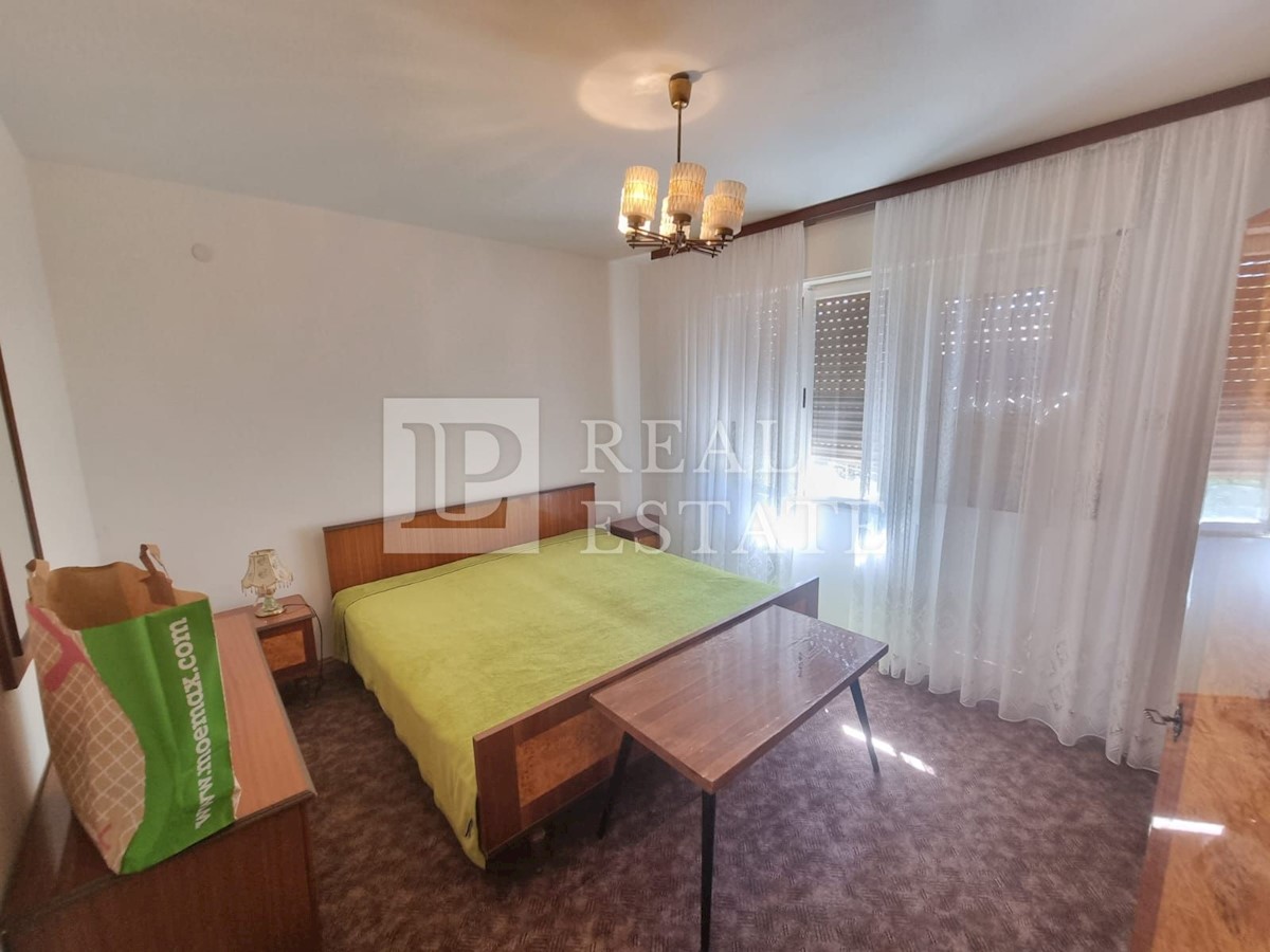 JADRANOVO - samostojna hiša z 2 apartmajema 300 m od morja