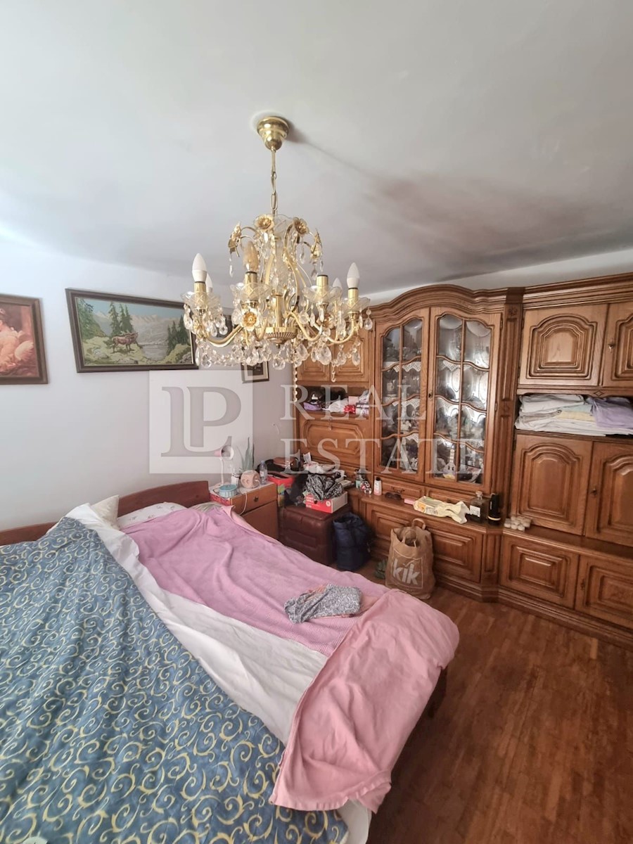 JADRANOVO - samostojna hiša z 2 apartmajema 300 m od morja