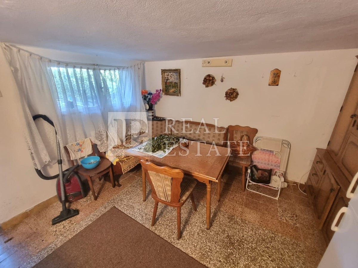 JADRANOVO - samostojna hiša z 2 apartmajema 300 m od morja