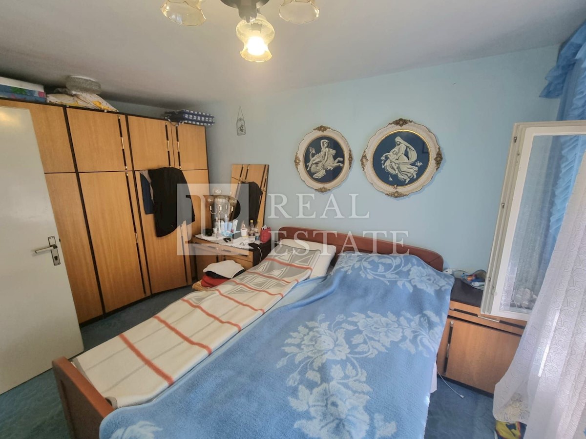 JADRANOVO - samostojna hiša z 2 apartmajema 300 m od morja