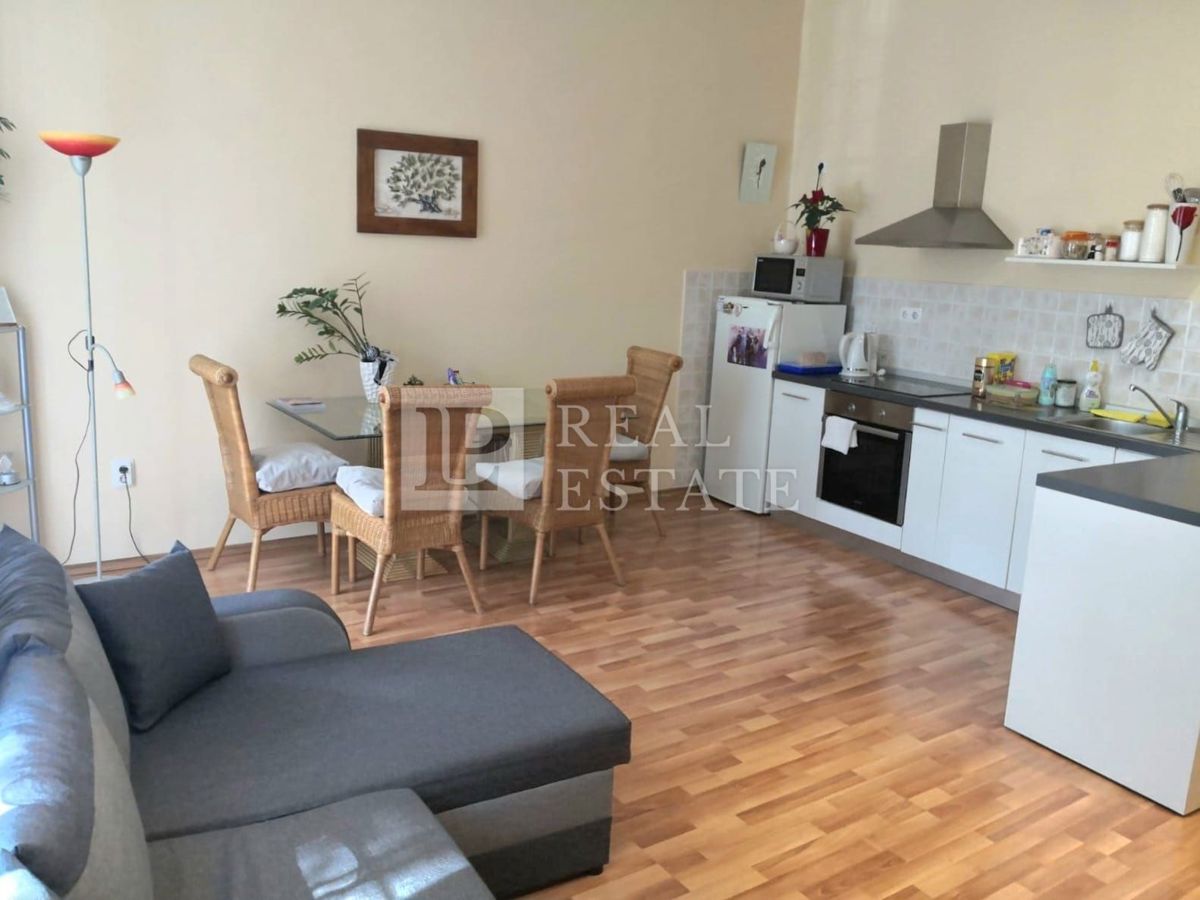 CRIKVENICA - dvosobno stanovanje v centru mesta