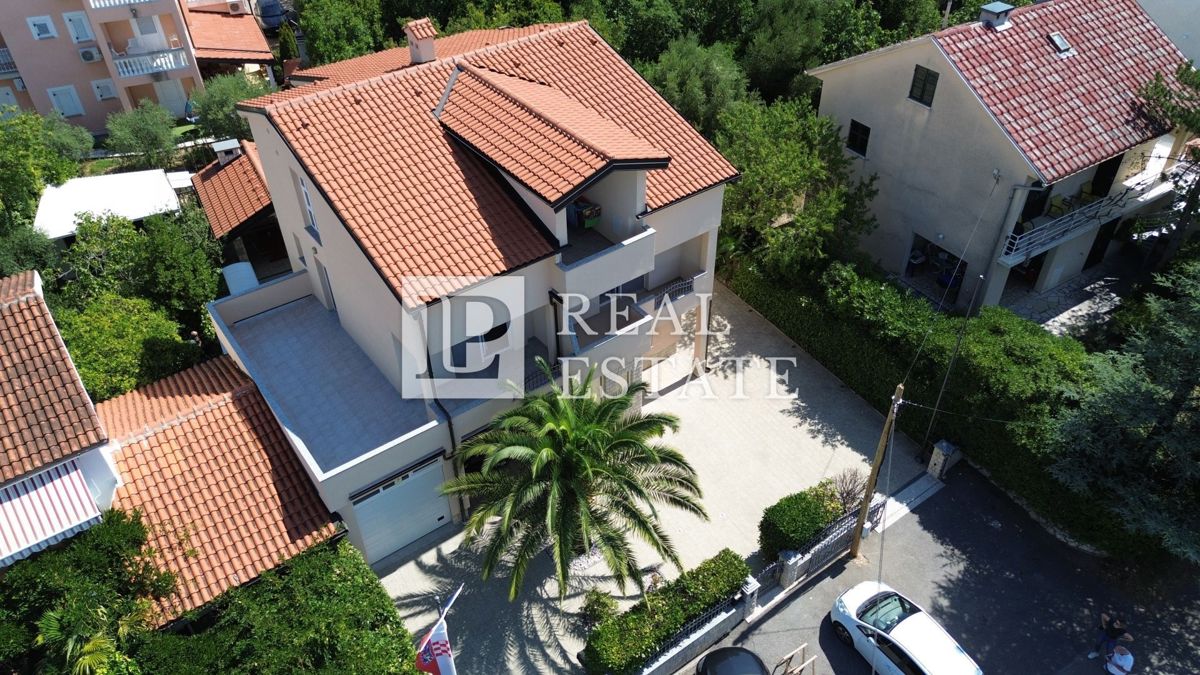 JADRANOVO - moderno opremljen apartma s parkirnim mestom 200 metrov od morja