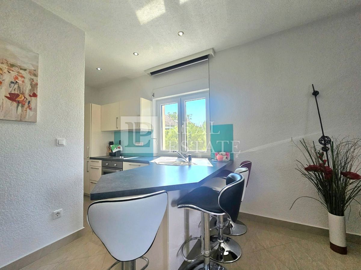 JADRANOVO - moderno opremljen apartma s parkirnim mestom 200 metrov od morja