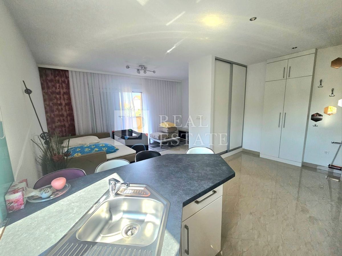 JADRANOVO - moderno opremljen apartma s parkirnim mestom 200 metrov od morja