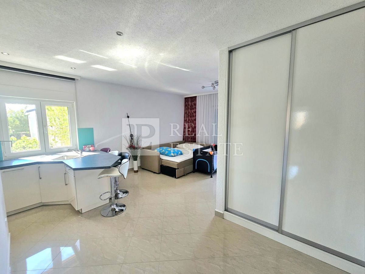 JADRANOVO - moderno opremljen apartma s parkirnim mestom 200 metrov od morja