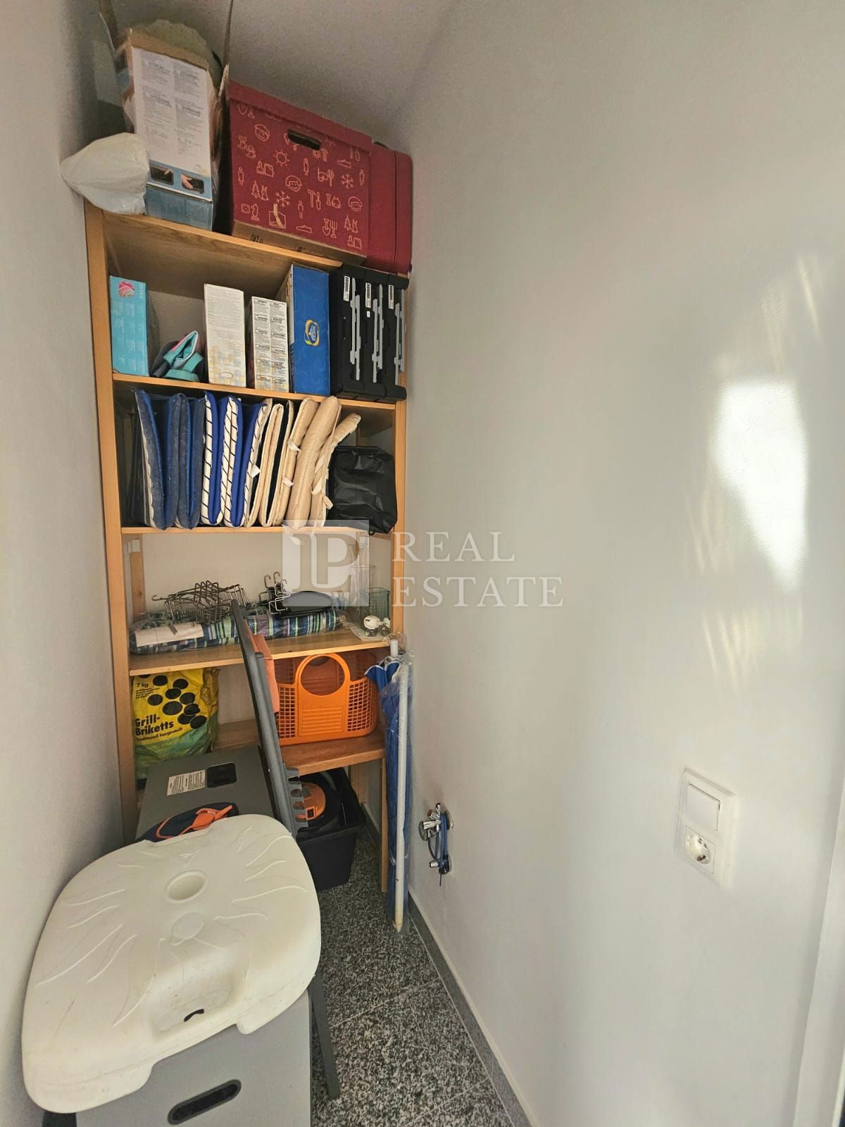 JADRANOVO - moderno opremljen apartma s parkirnim mestom 200 metrov od morja