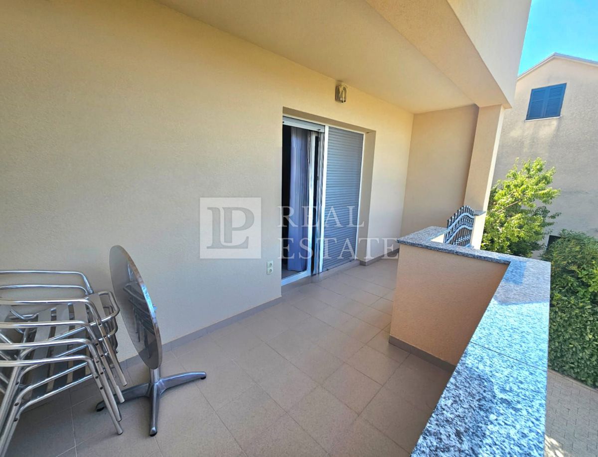 JADRANOVO - moderno opremljen apartma s parkirnim mestom 200 metrov od morja