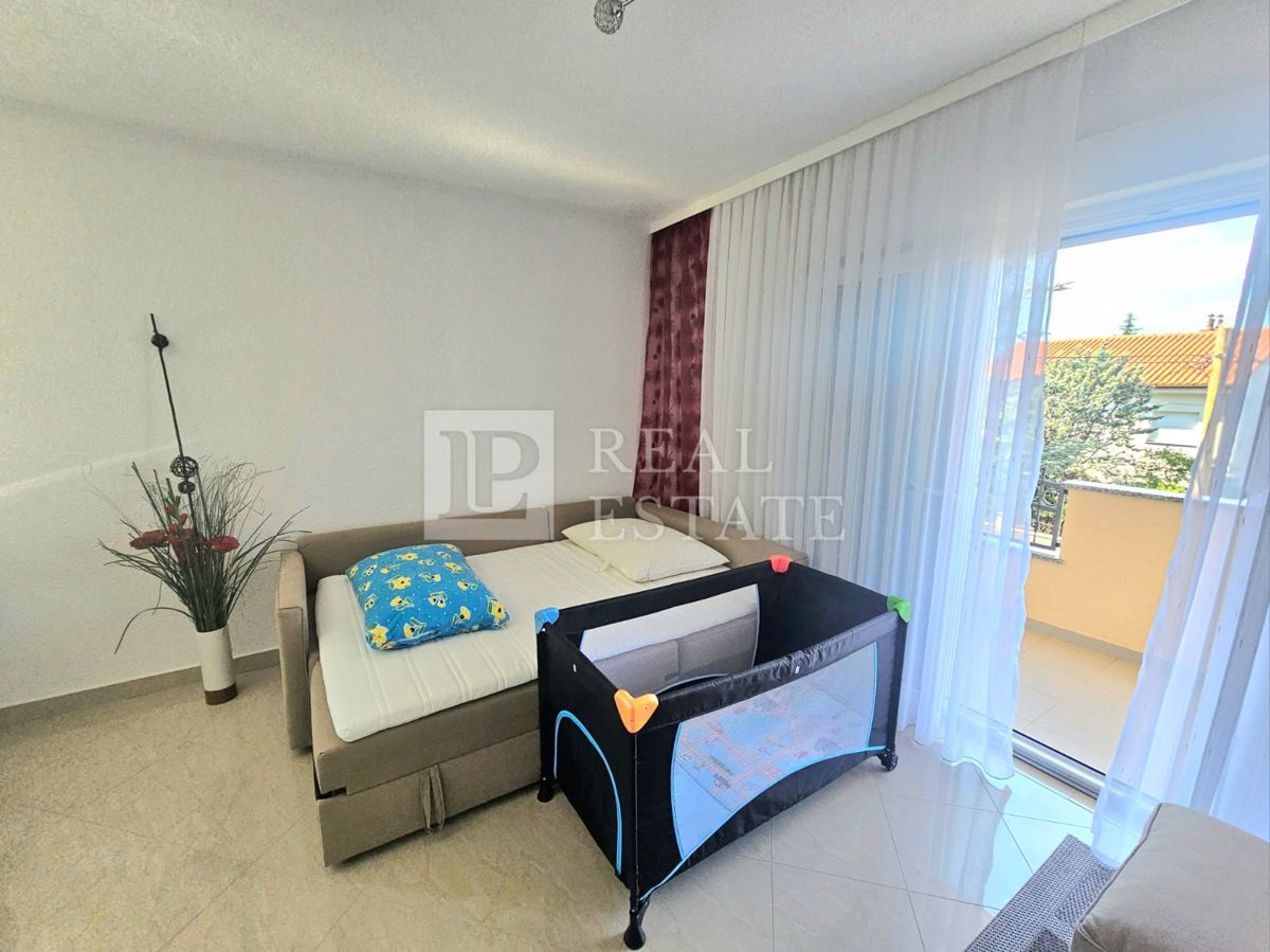 JADRANOVO - moderno opremljen apartma s parkirnim mestom 200 metrov od morja