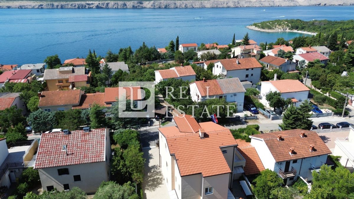 JADRANOVO - moderno opremljen apartma s parkirnim mestom 200 metrov od morja