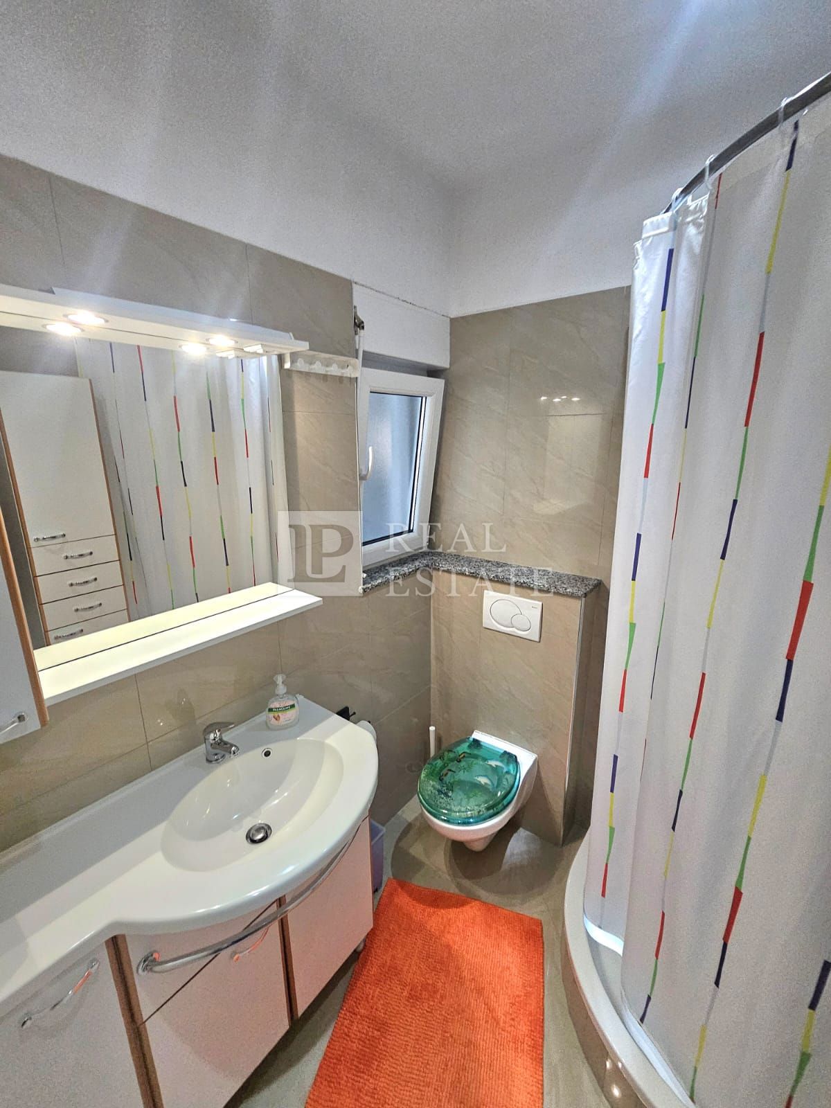 JADRANOVO - moderno opremljen apartma s parkirnim mestom 200 metrov od morja