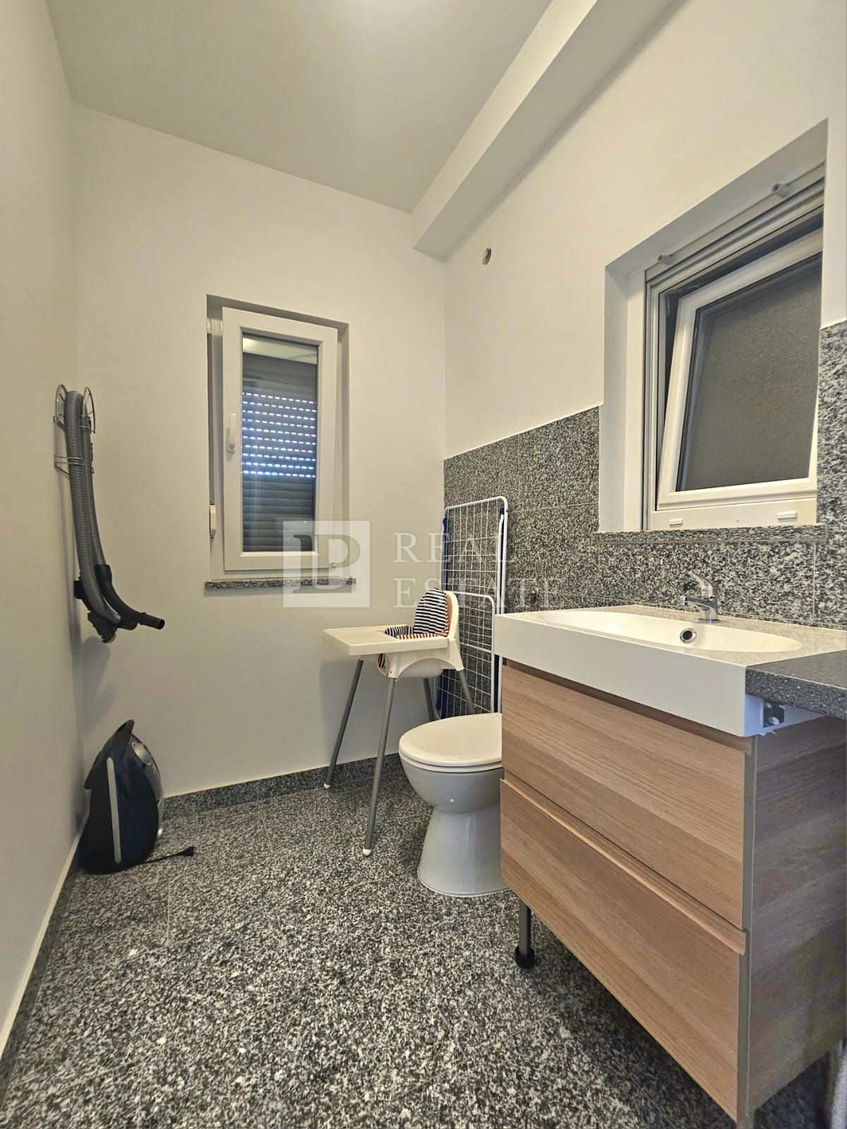 JADRANOVO - moderno opremljen apartma s parkirnim mestom 200 metrov od morja
