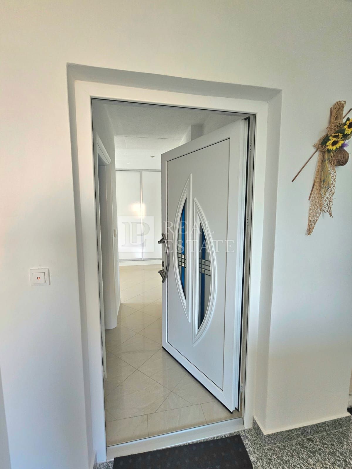 JADRANOVO - moderno opremljen apartma s parkirnim mestom 200 metrov od morja