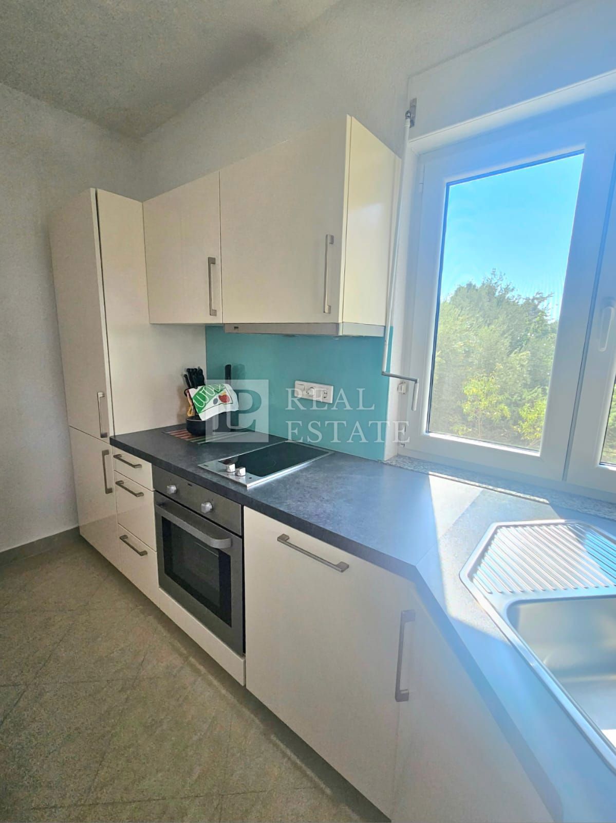 JADRANOVO - moderno opremljen apartma s parkirnim mestom 200 metrov od morja