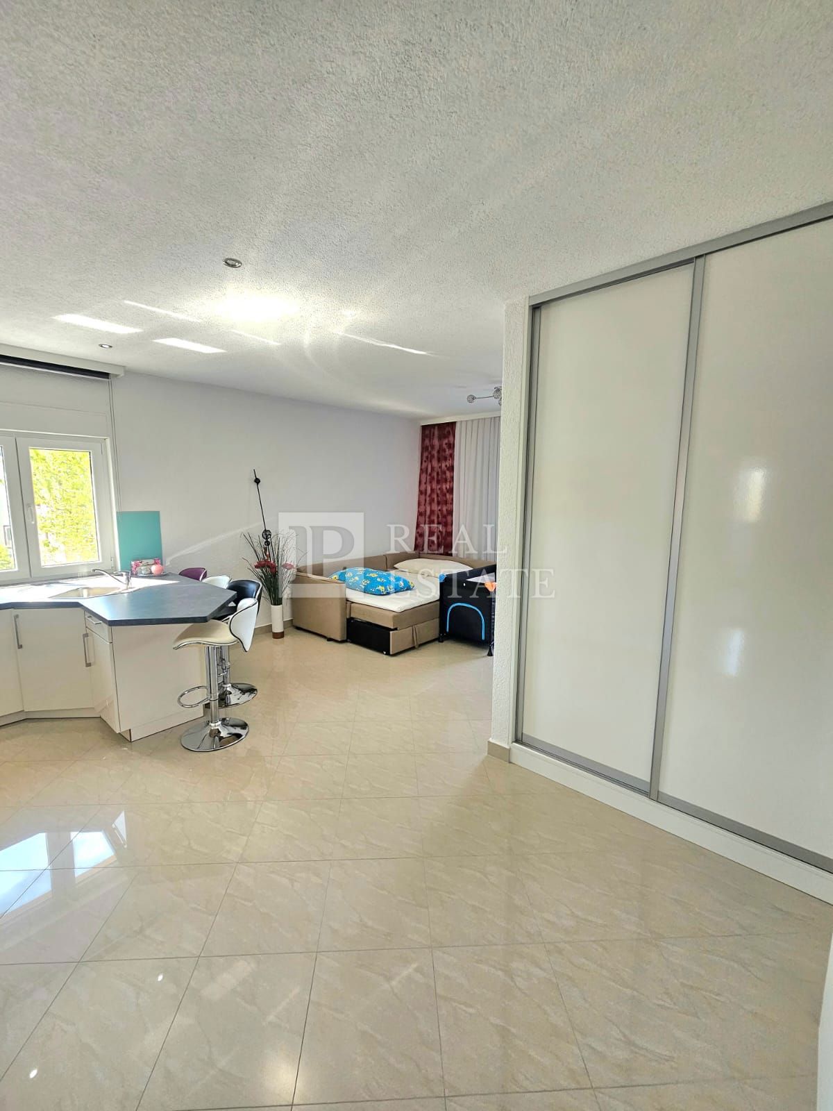 JADRANOVO - moderno opremljen apartma s parkirnim mestom 200 metrov od morja