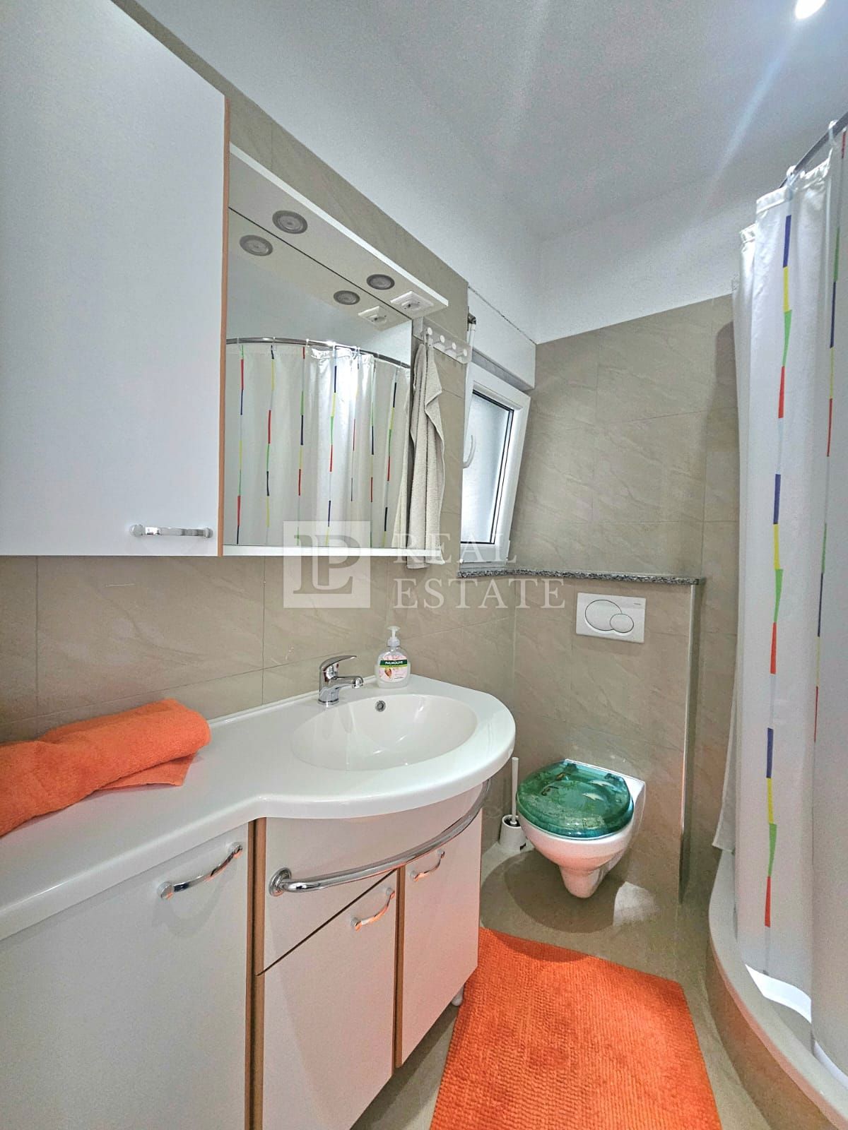 JADRANOVO - moderno opremljen apartma s parkirnim mestom 200 metrov od morja