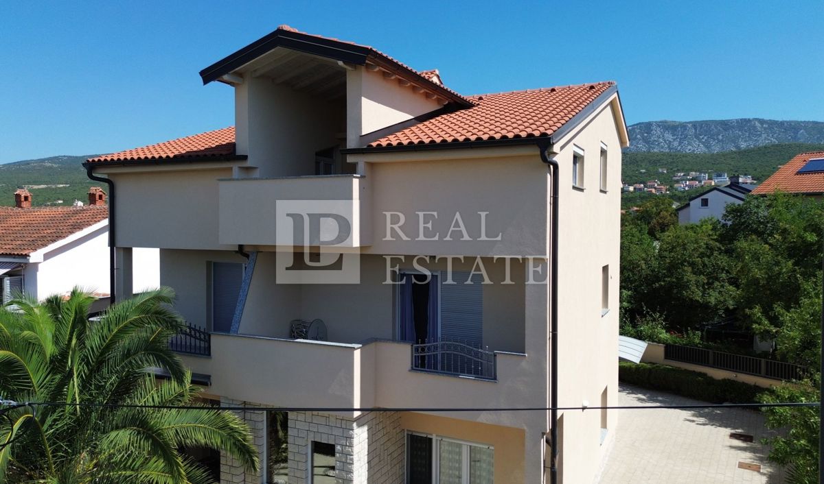 JADRANOVO - moderno opremljen apartma s parkirnim mestom 200 metrov od morja