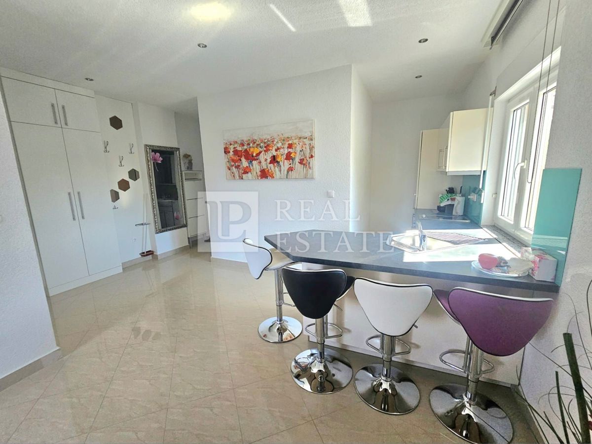 JADRANOVO - moderno opremljen apartma s parkirnim mestom 200 metrov od morja
