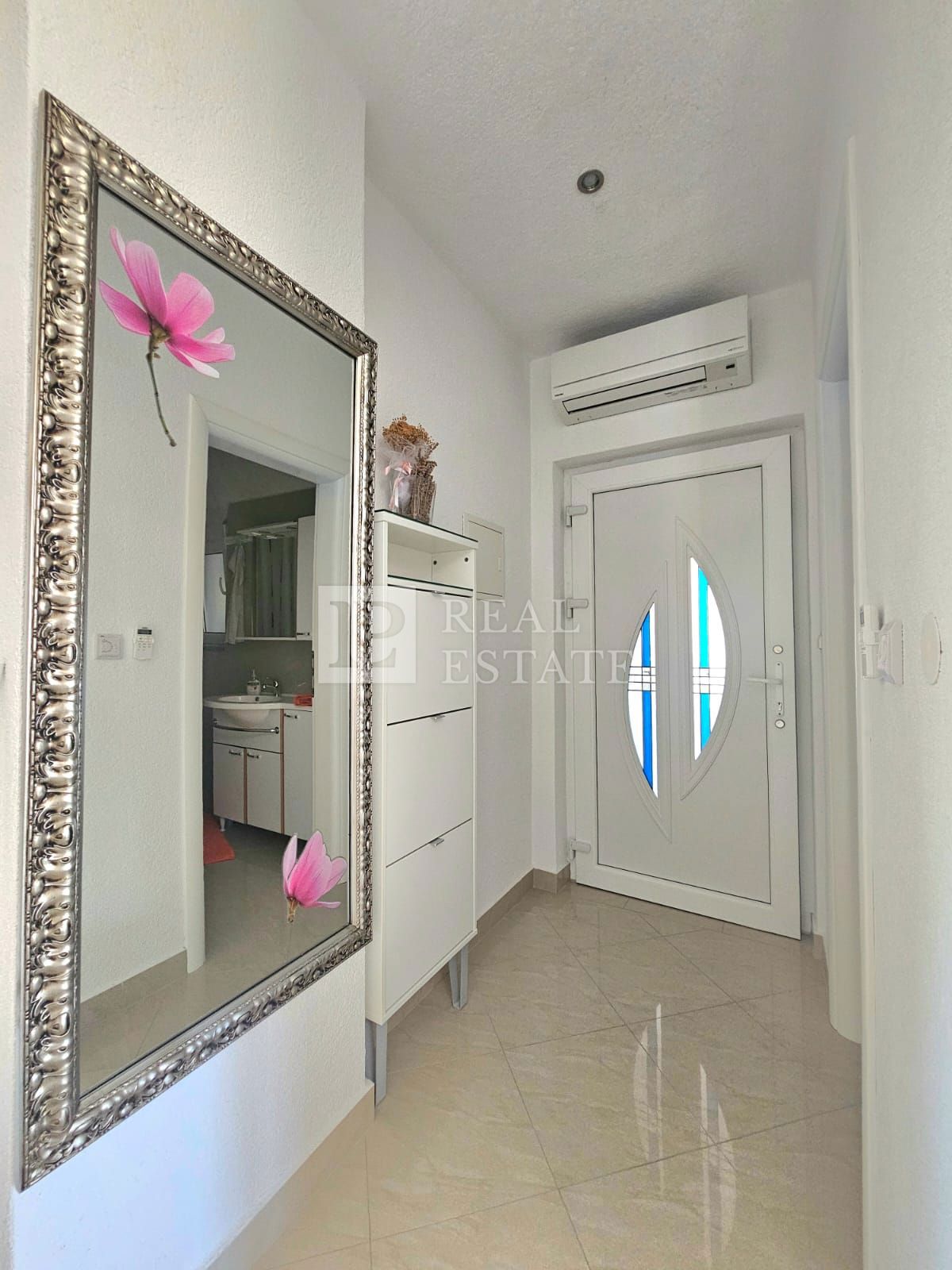 JADRANOVO - moderno opremljen apartma s parkirnim mestom 200 metrov od morja